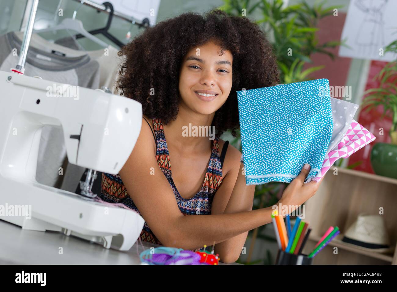 Giovani feale sarto azienda campione di tessuto Foto Stock