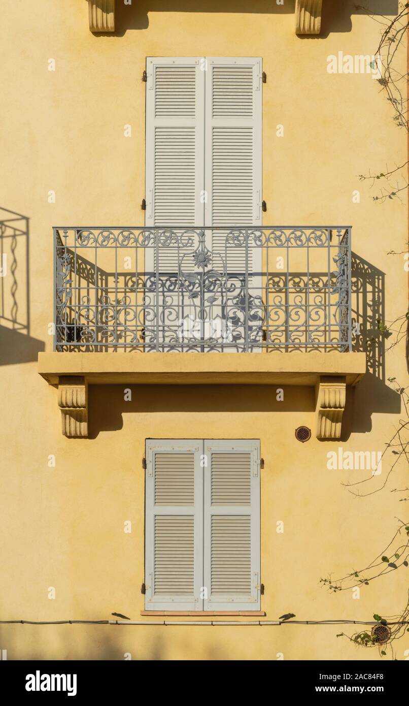 Finestre con persiane e balcone sulla vecchia casa Cannes Cote d Azur Francia Europa Foto Stock