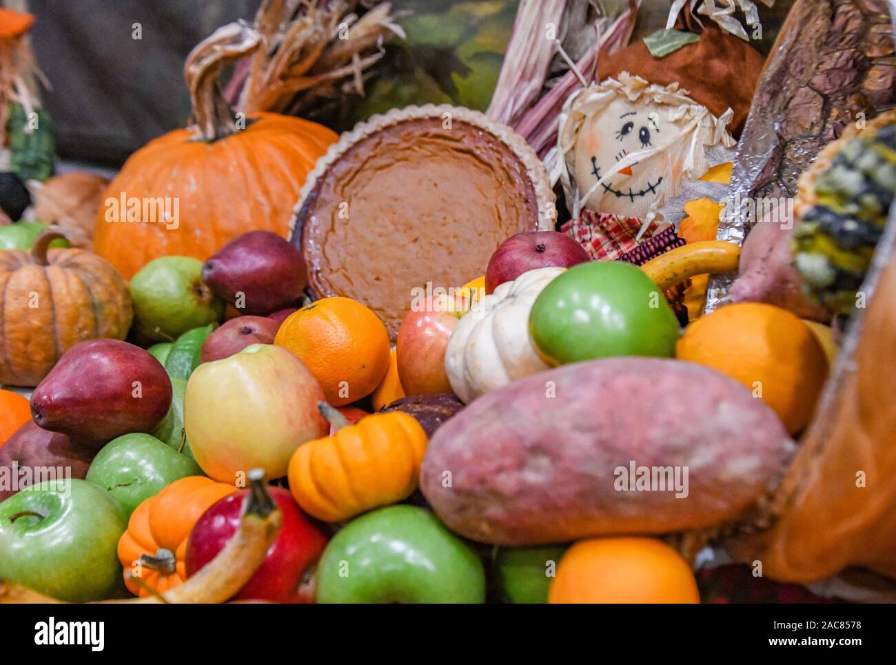 La raccolta autunnale - La caduta dei frutti - autunno ortaggi - rientrano gli alimenti - ringraziamento cornucopia - Mele Pere Meloni Zucche di squash in un display di ringraziamento Foto Stock