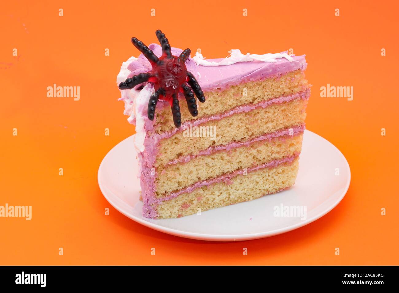 Spugna di Halloween layer cake - sfondo arancione Foto Stock