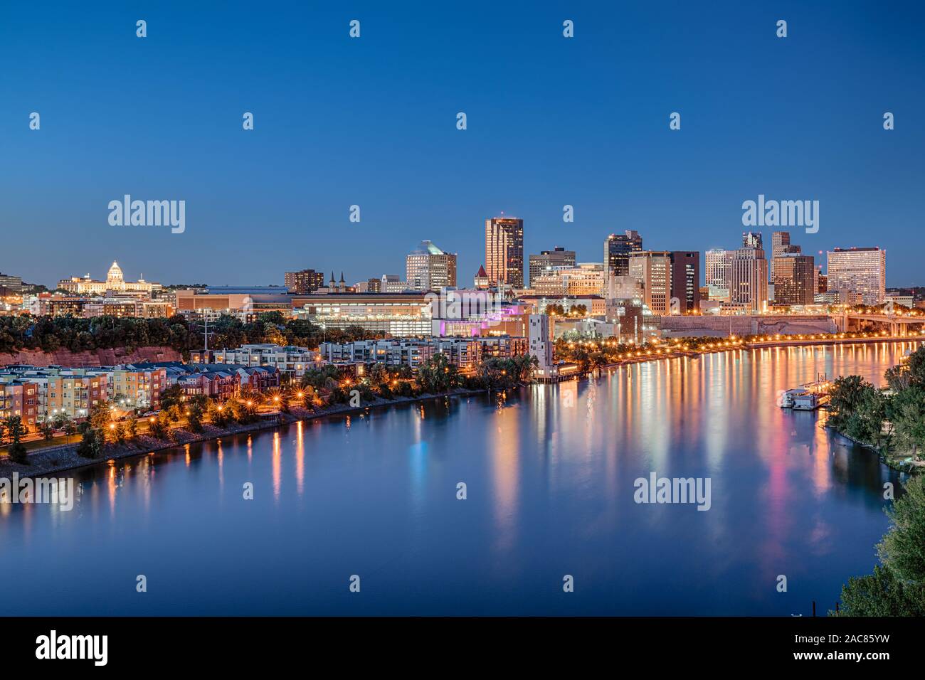 San Paolo, Minnesota skyline di notte lungo il fiume Mississippi Foto Stock