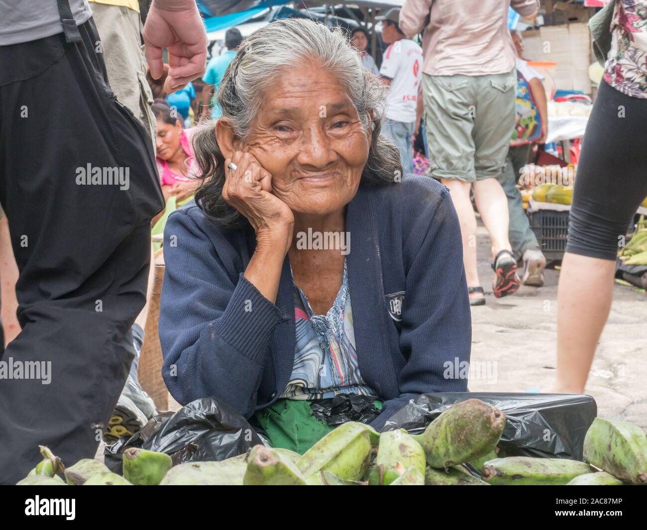 Iquitos, Perù- Mar 27, 2018: Ritratto di una donna con una pelle rossa la vendita delle banane sul mercato Belen, giungla amazzonica. Sud America. Amazonia. Foto Stock