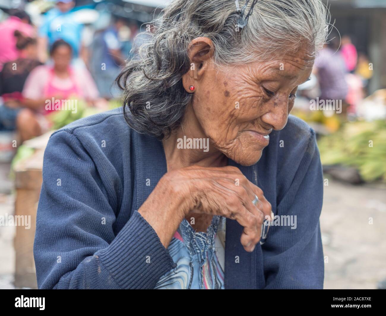 Iquitos, Perù- Mar 27, 2018: Ritratto di una donna con una pelle rossa la vendita delle banane sul mercato Belen, giungla amazzonica. Sud America. Amazonia. Foto Stock