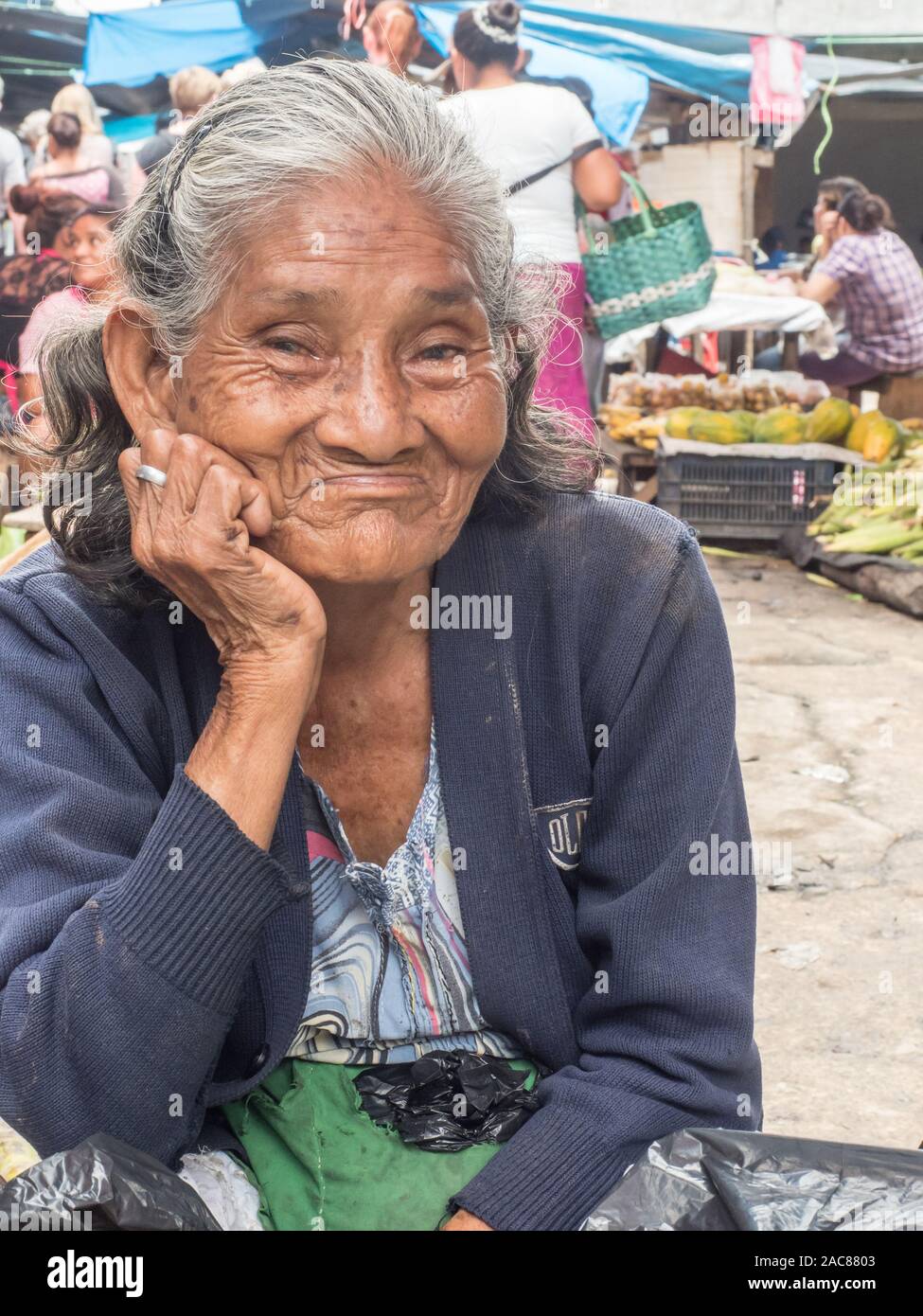 Iquitos, Perù- Mar 27, 2018: Ritratto di una donna con una pelle rossa la vendita delle banane sul mercato Belen, giungla amazzonica. Sud America. Amazonia. Foto Stock