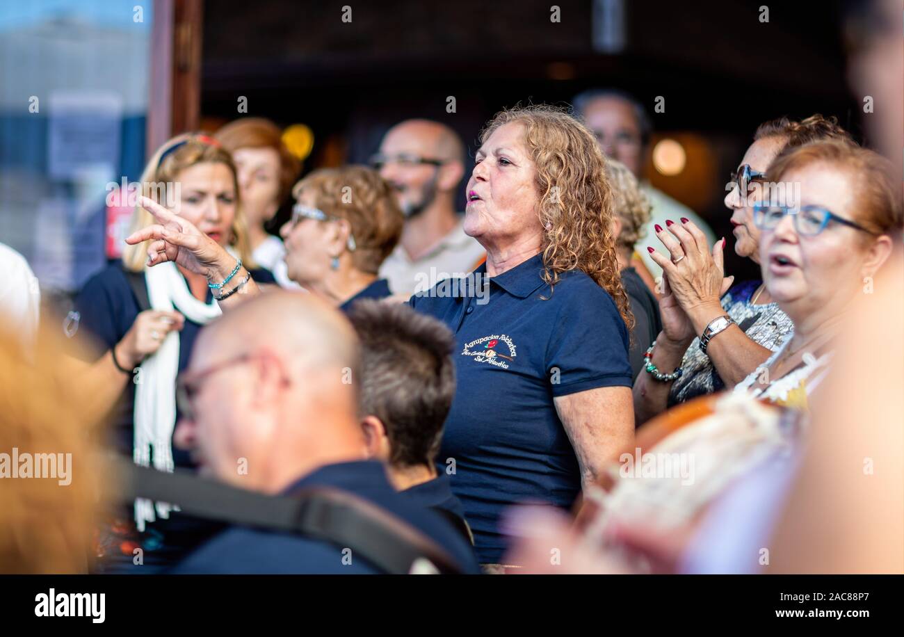 In prossimità di lady cantando appassionatamente al di fuori di un bar a Garachico, Tenerife, Spagna il 23 novembre 2019 Foto Stock