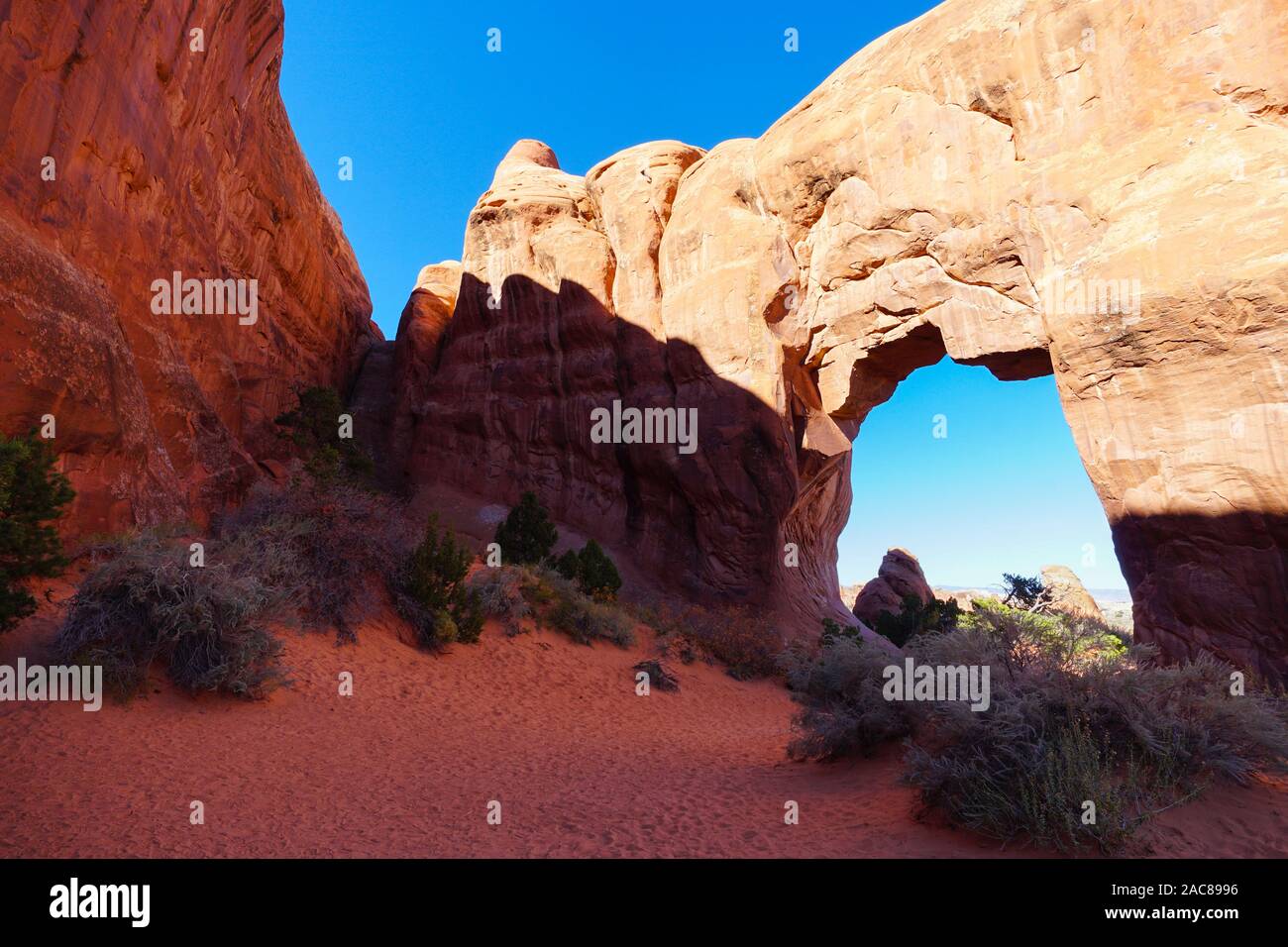 La fine del Pino Arch Trail vi porta alla riunione di due enormi pareti di pietra arenaria e naturalmente l'arch. Foto Stock