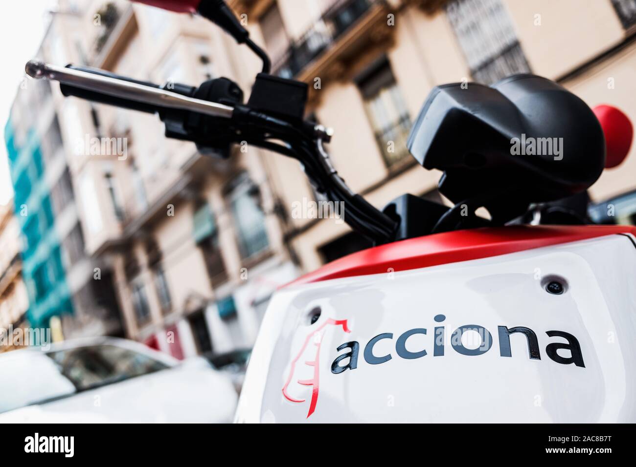 Valencia, Spagna - 26 Novembre 2019: Acciona, una società spagnola che si  sviluppa veicoli elettrici ecologici, nonché Auto e noleggio moto syste  Foto stock - Alamy