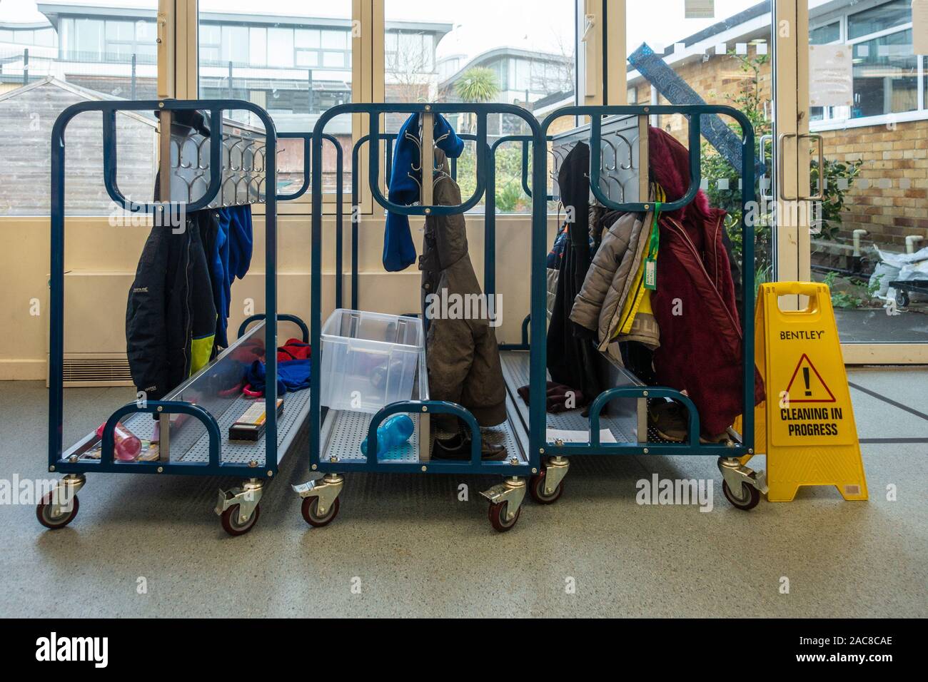 Carrelli per appendere i bambini di cappotti in una scuola. Foto Stock