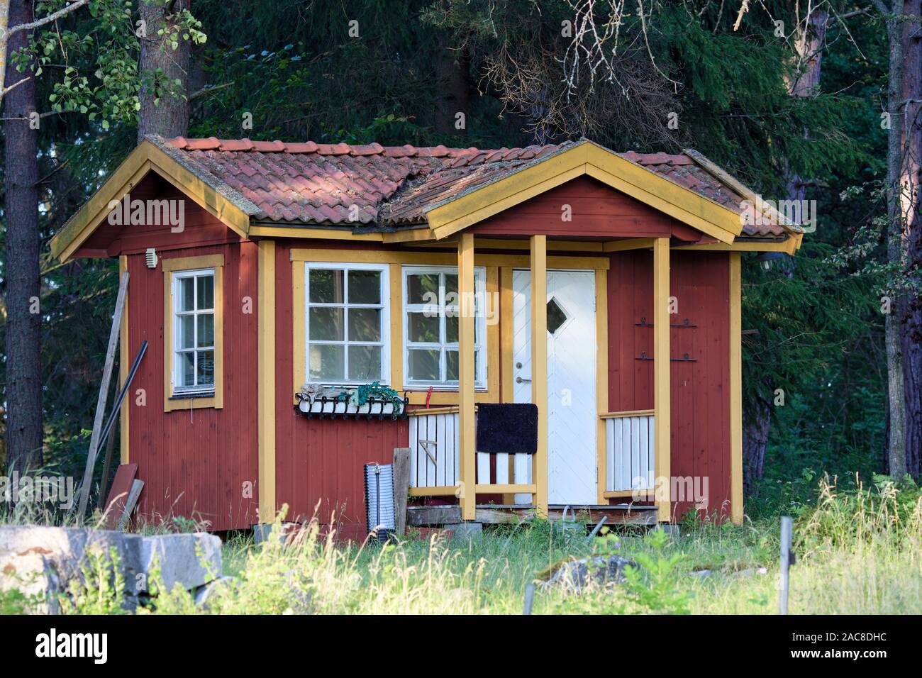 Piccolo cottage nella foresta vicino Hällsund, Vaxholm, Svezia Foto Stock