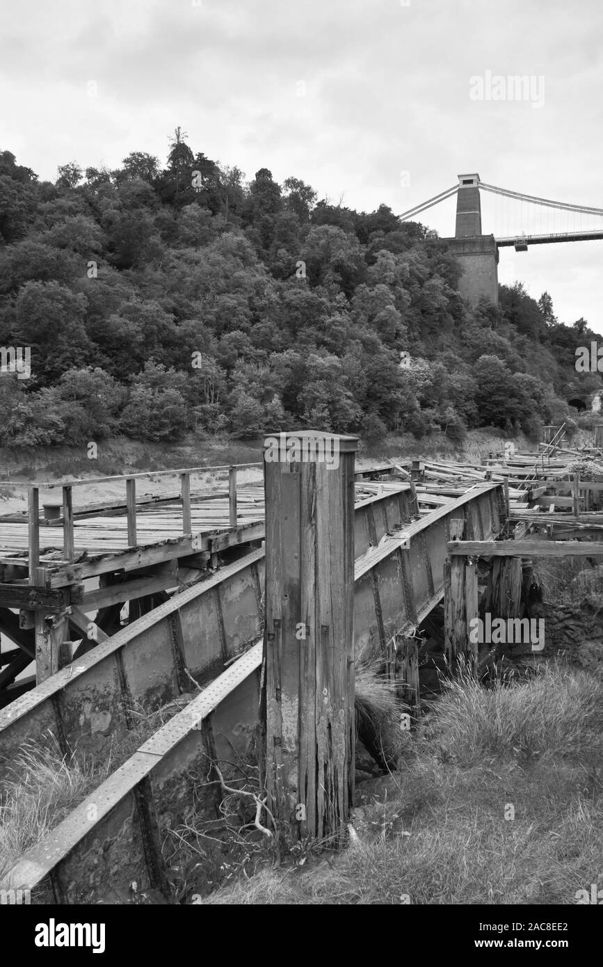 Le banchine vittoriane abbandonate e ora derelict lungo le rive della gola di Avon a Hotwells vicino a Bristol nel Somerset, Inghilterra con bassa marea. Foto Stock