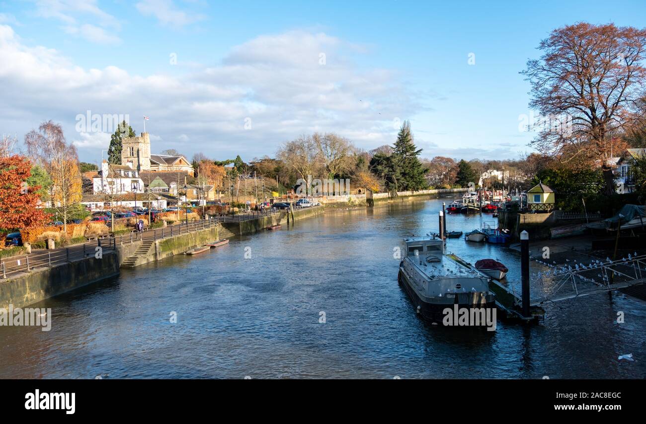 Il fiume il Tamigi a Twickenham, Londra UK, con torta di Anguilla isola sulla destra della foto, fotografato su una luminosa giornata invernale e. Foto Stock