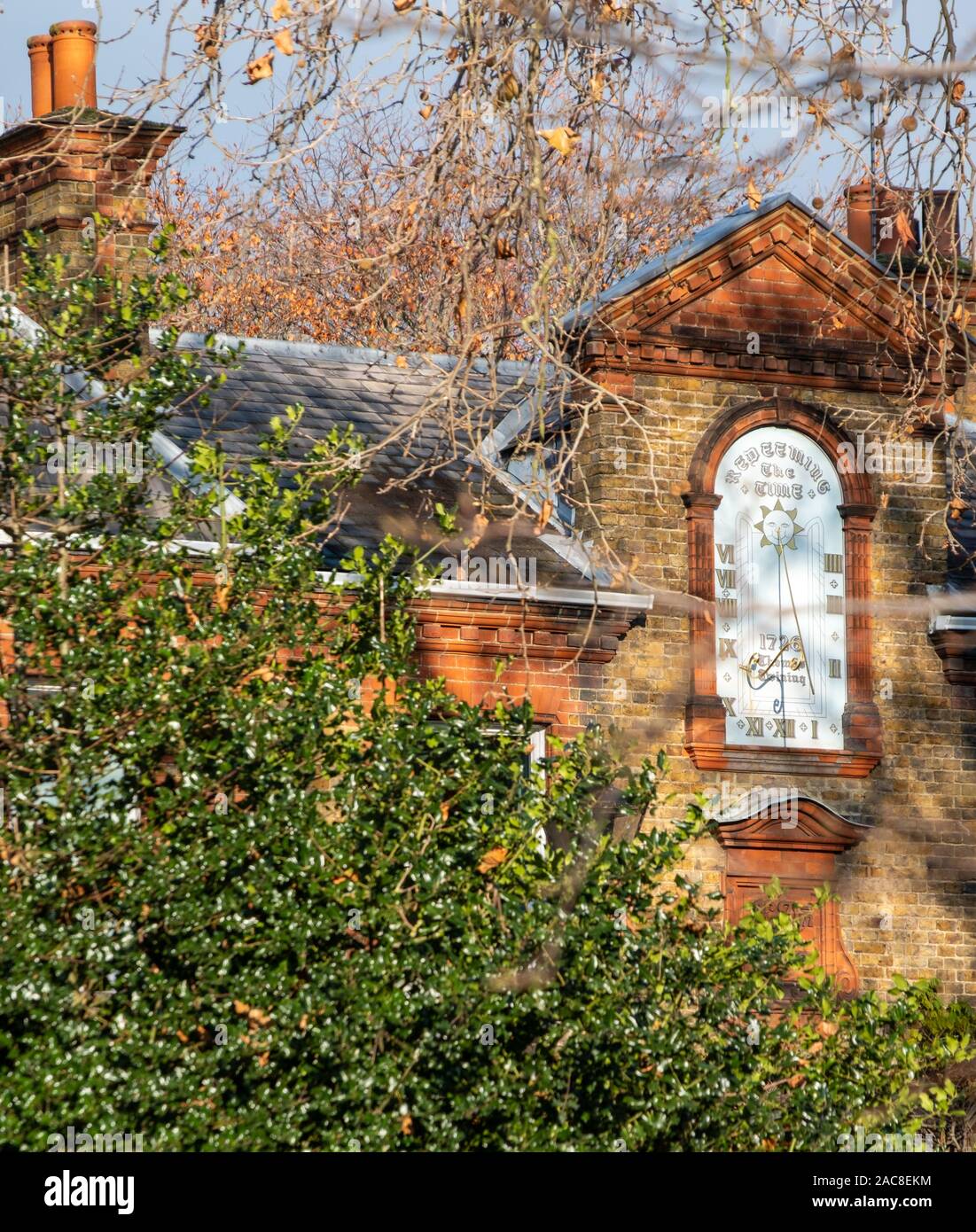 Dipinto di meridiana datata 1726 sulla parte anteriore del Dial House, Riverside, Twickenham, West London. La proprietà era una volta di proprietà di Robert Twining di tè Twinings. Foto Stock