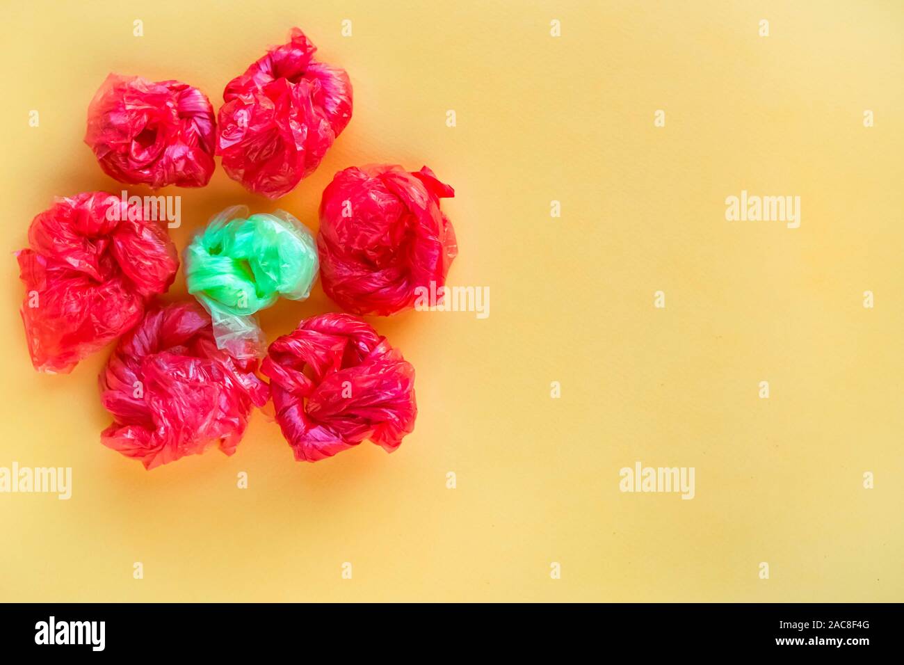 Fiore in laminato colorato di sacchetti di plastica. Il riciclaggio e la riduzione dei rifiuti nozione. Vista dall'alto. Foto Stock