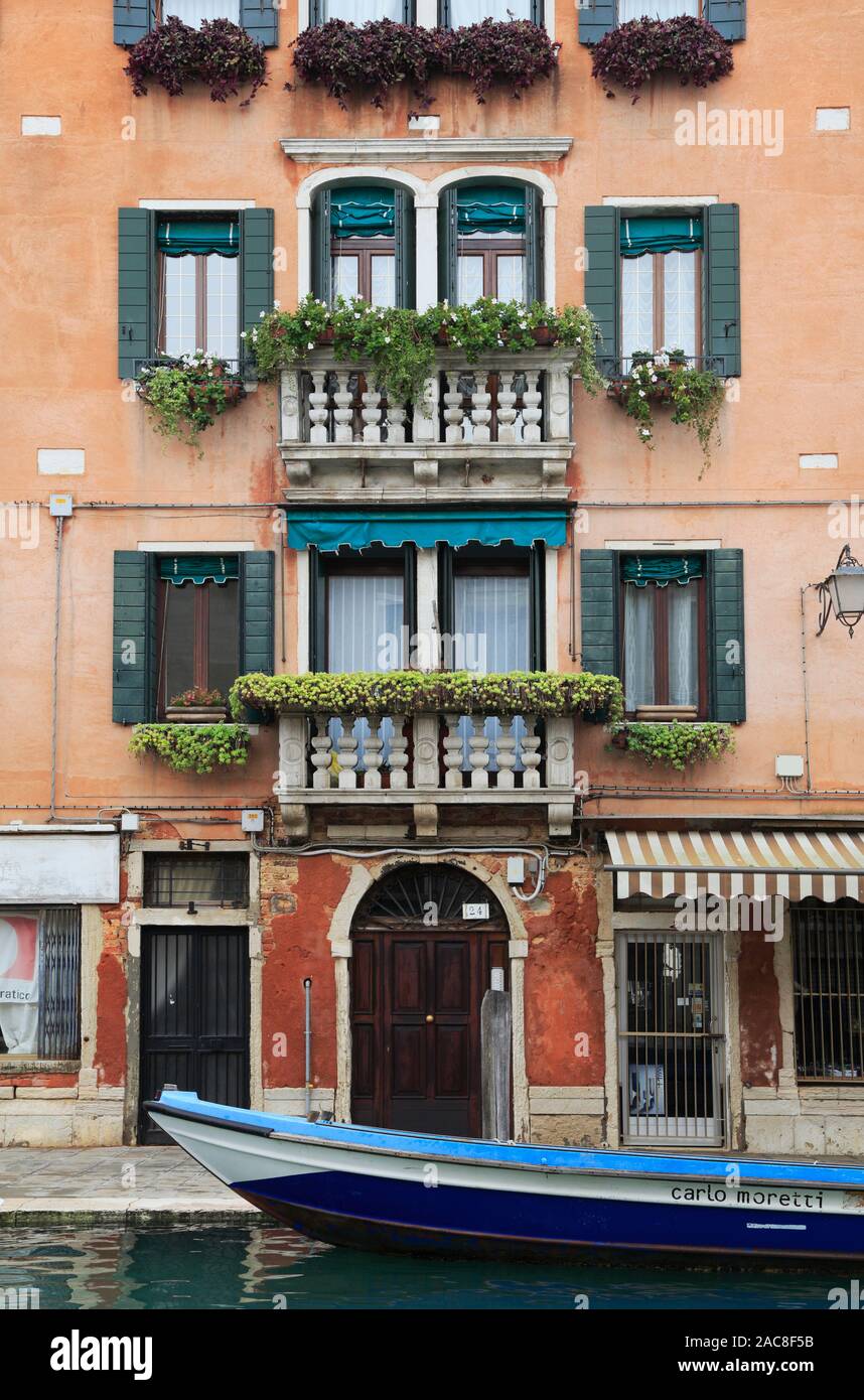 Casa colorata facciata su isola di Murano a Venezia Italia Foto Stock