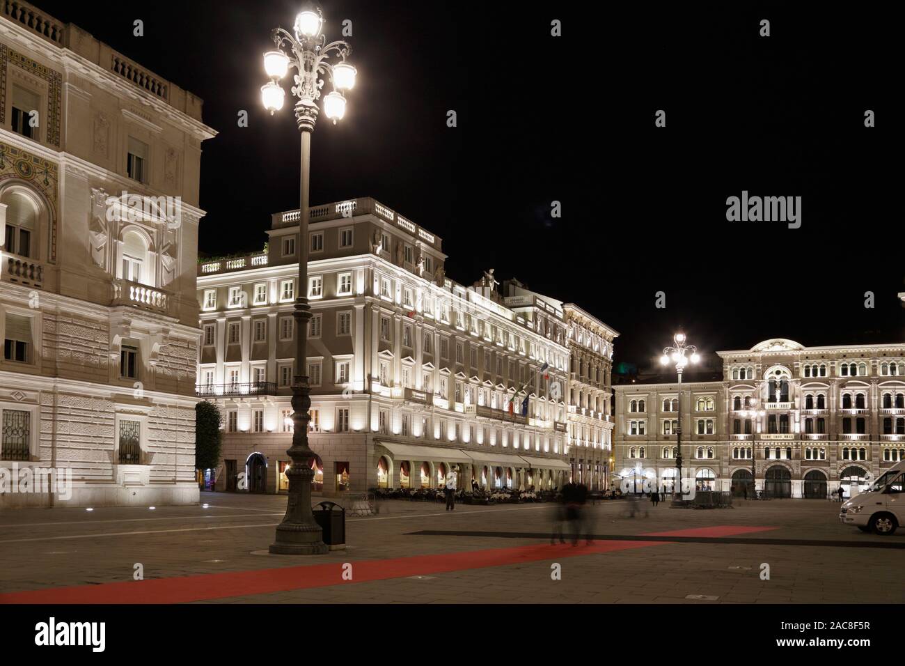 Piazza Unita d'Italia, Piazza dell'Unità d'Italia, Trieste, Italia di notte Foto Stock