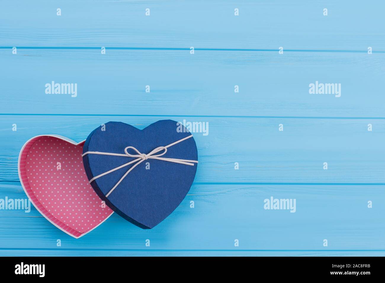 Casella presente a forma di cuore aperta. Foto Stock