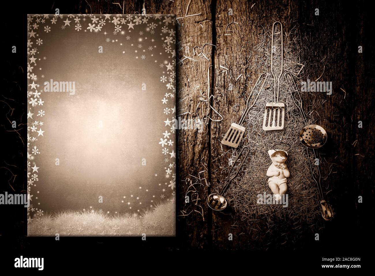 Background per scrivere il menu di Natale, invito in stile vintage. Posate in argento e Gesù Bambino albero di Natale, svuotare la carta per scrivere menu o ricette. Foto Stock
