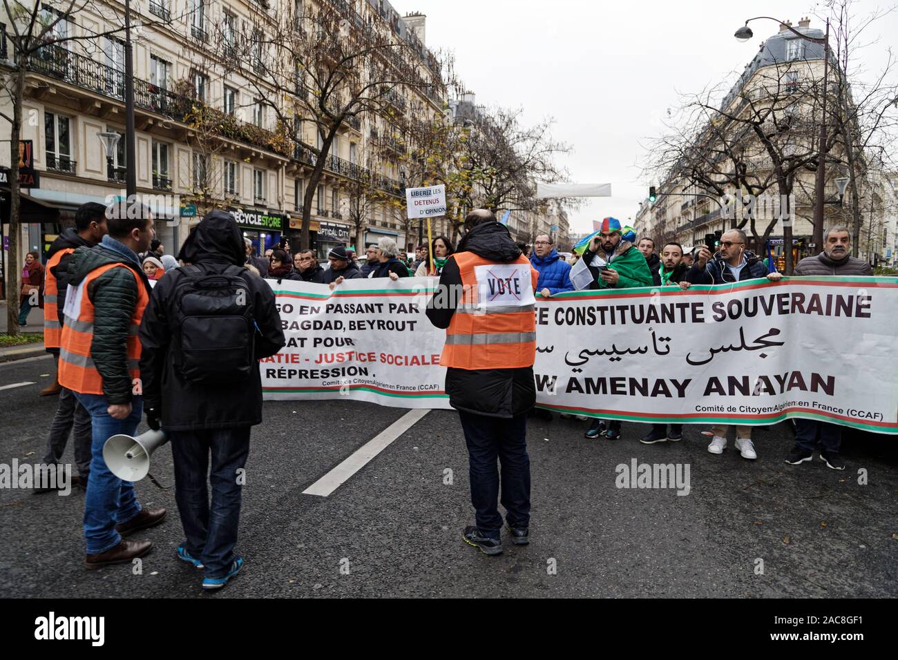Parigi, Francia. 1 dicembre, 2019. Diaspora algerina marzo in Francia per una transizione democratica in Algeria il 1 dicembre 2019 a Parigi, Francia. Foto Stock