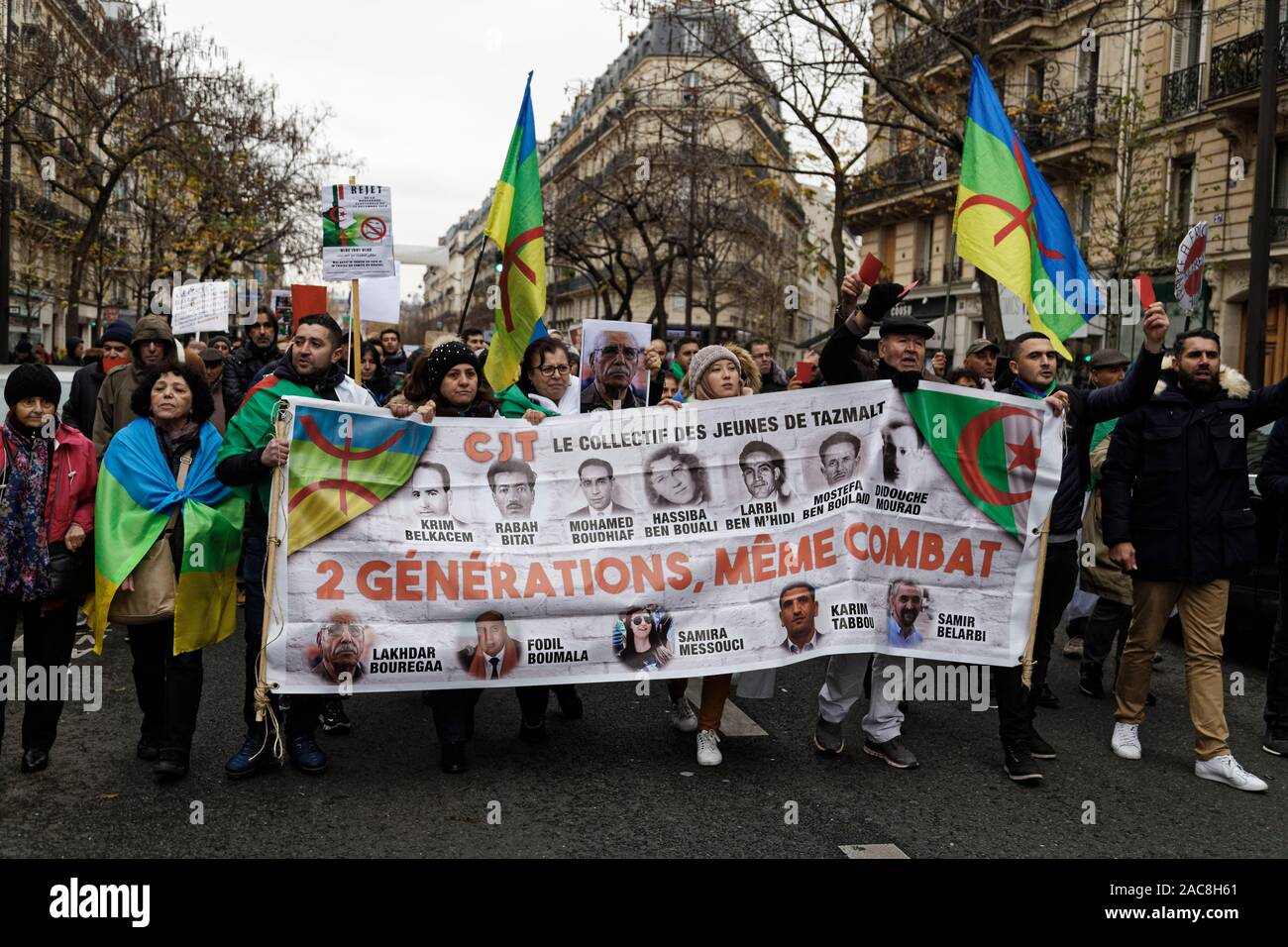 Parigi, Francia. 1 dicembre, 2019. Diaspora algerina marzo in Francia per una transizione democratica in Algeria il 1 dicembre 2019 a Parigi, Francia. Foto Stock