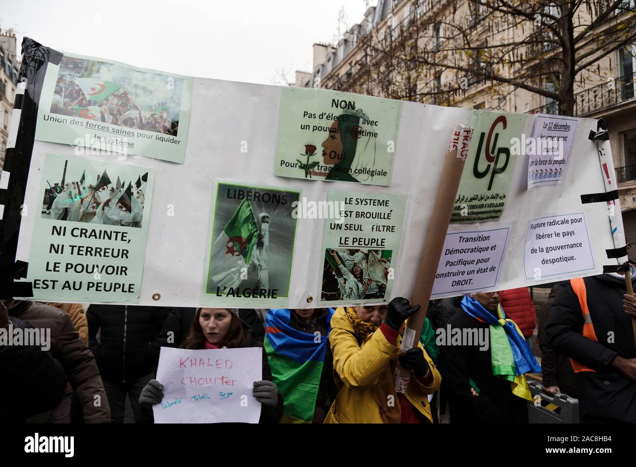 Parigi, Francia. 1 dicembre, 2019. Diaspora algerina marzo in Francia per una transizione democratica in Algeria il 1 dicembre 2019 a Parigi, Francia. Foto Stock