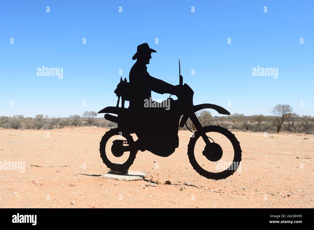 Scultura di metallo di un drover moderno e il suo cane di pecora su un dirt bike, al di fuori del piccolo comune rurale di Tibooburra nell'Outback australiano, il nuovo Sud W Foto Stock