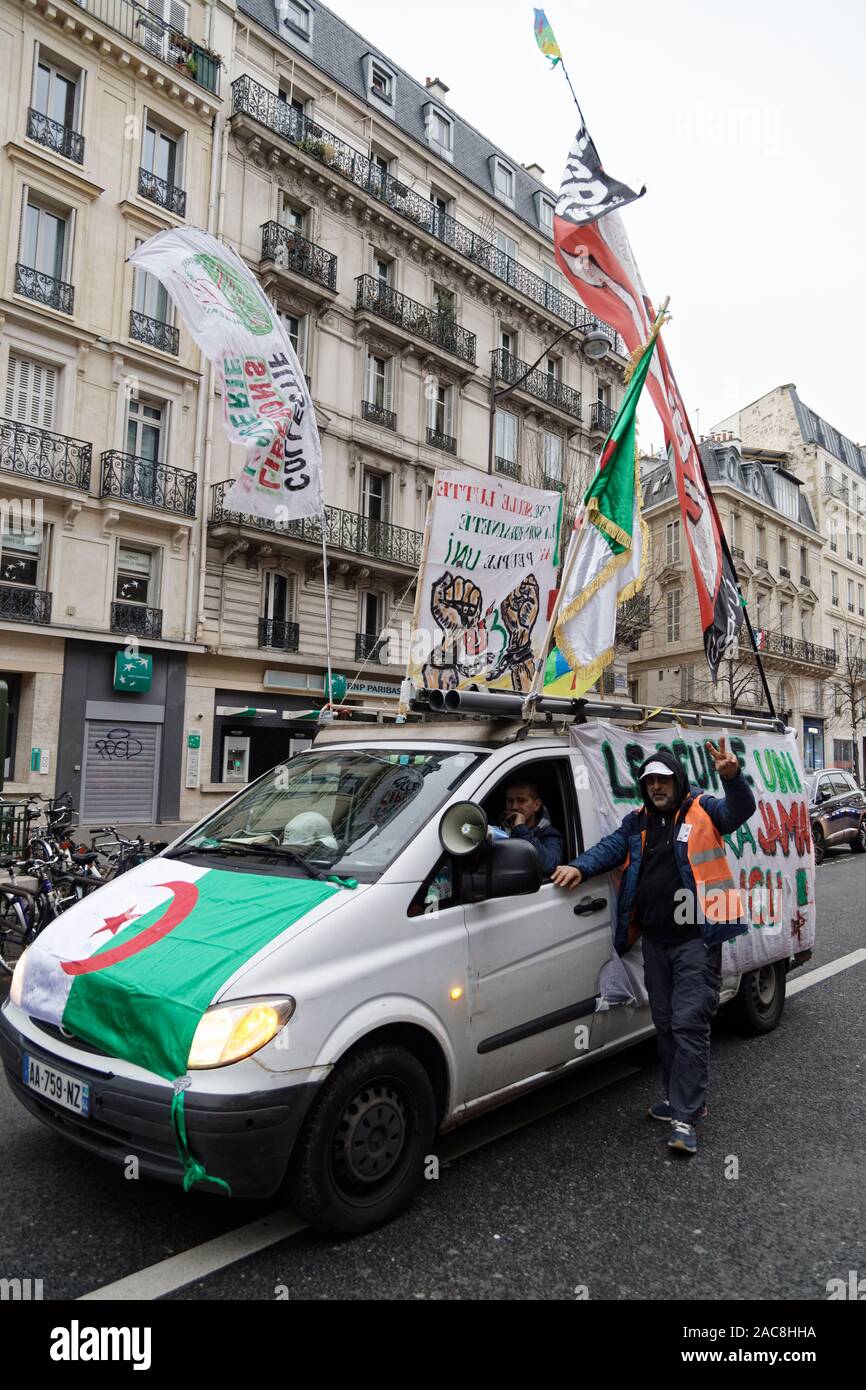 Parigi, Francia. 1 dicembre, 2019. Diaspora algerina marzo in Francia per una transizione democratica in Algeria il 1 dicembre 2019 a Parigi, Francia. Foto Stock