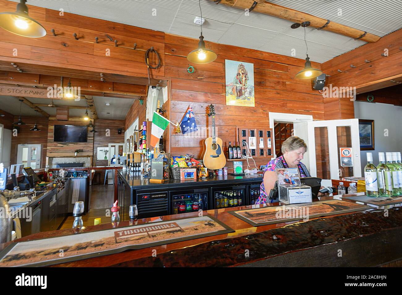 Bancone Bar della vecchia boccola pub 'l'Tibooburra Hotel' in remoto la Outback città di Tibooburra, Nuovo Galles del Sud, Australia Foto Stock