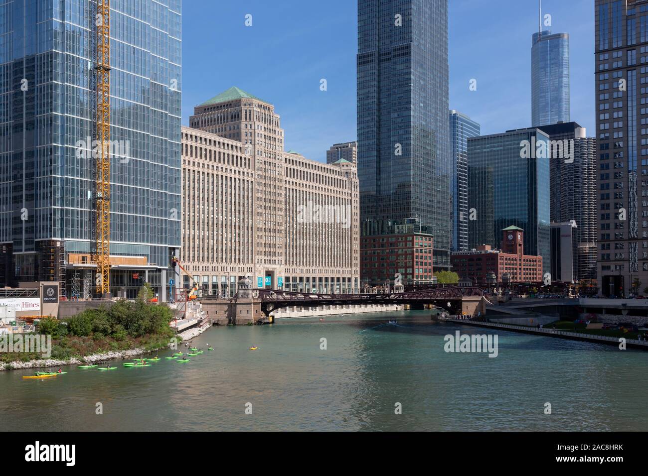 Il lungofiume di Chicago e Merchandise Mart Edificio, Chicago, Stati Uniti d'America Foto Stock
