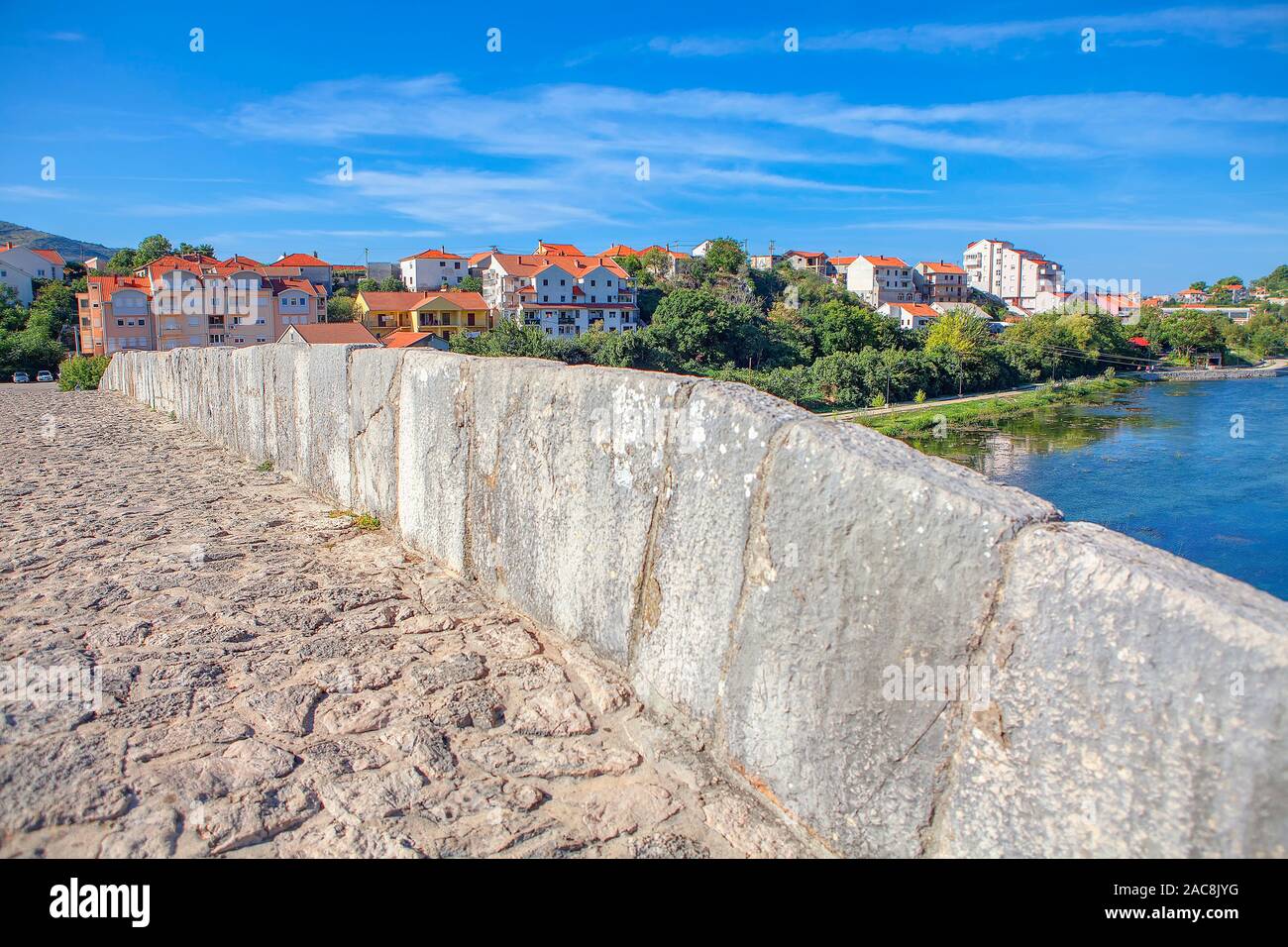 Ponte medievale sul fiume Trebisnjica a Trebinje città Foto Stock