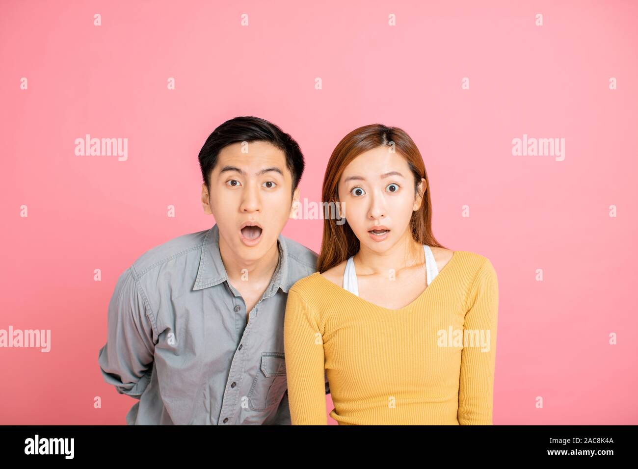 Ritratto di sorpreso coppia giovane in piedi insieme Foto Stock