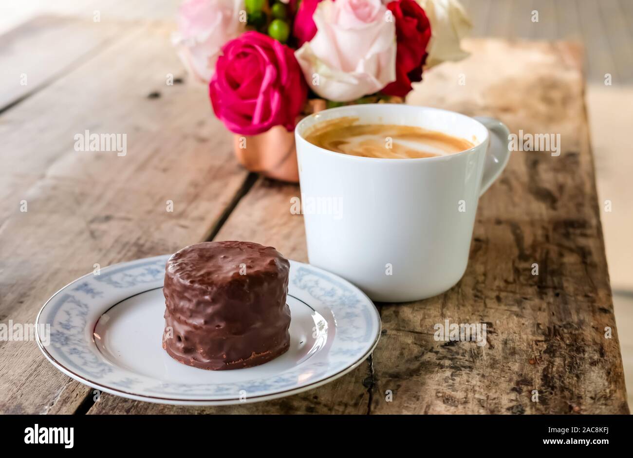 Tazza di caffè e dolci e fiori. Foto Stock