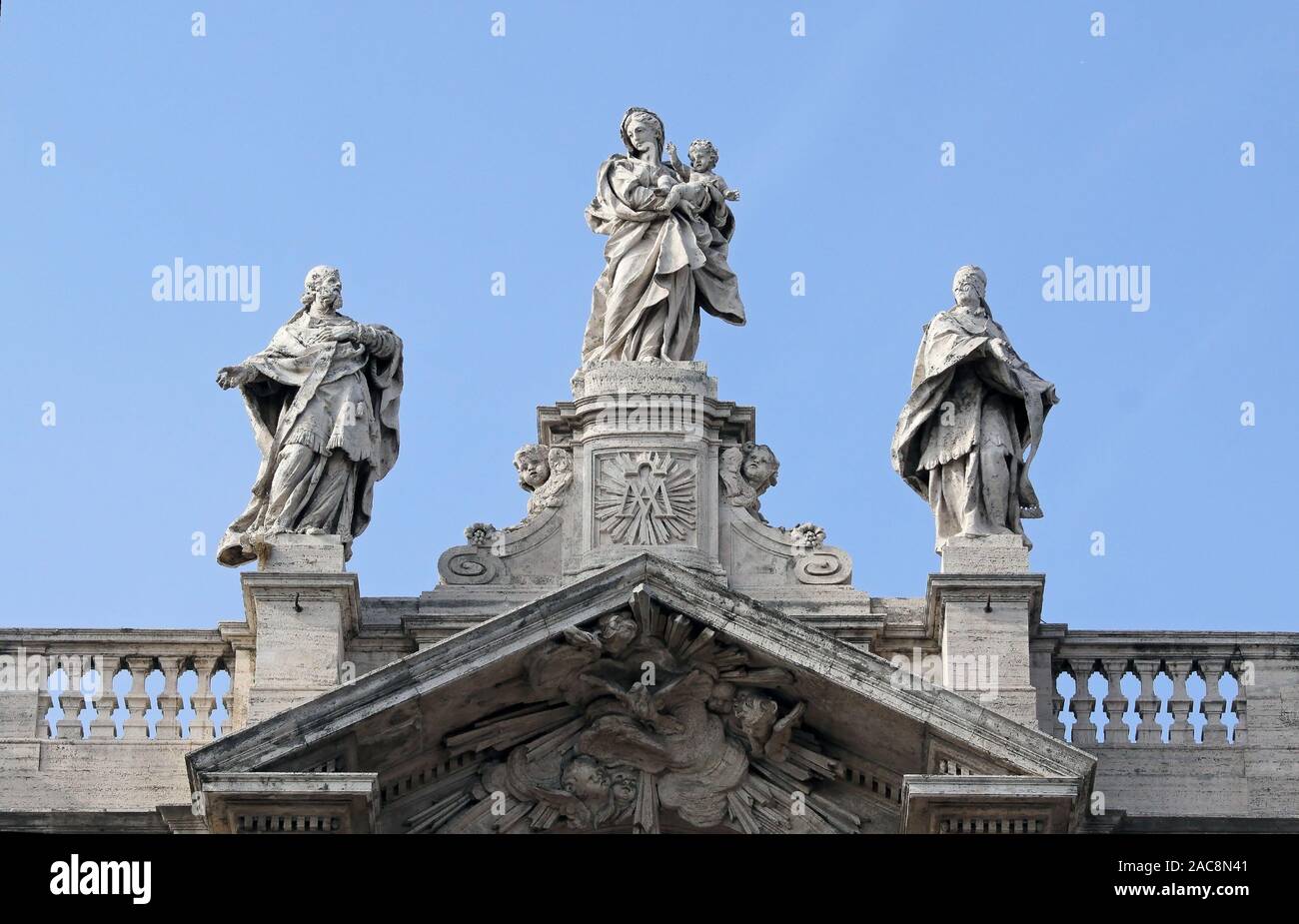 Le statue sulla Basilica di Santa Maria Maggiore cattolica più grande chiesa Mariana di Roma, Italia Foto Stock