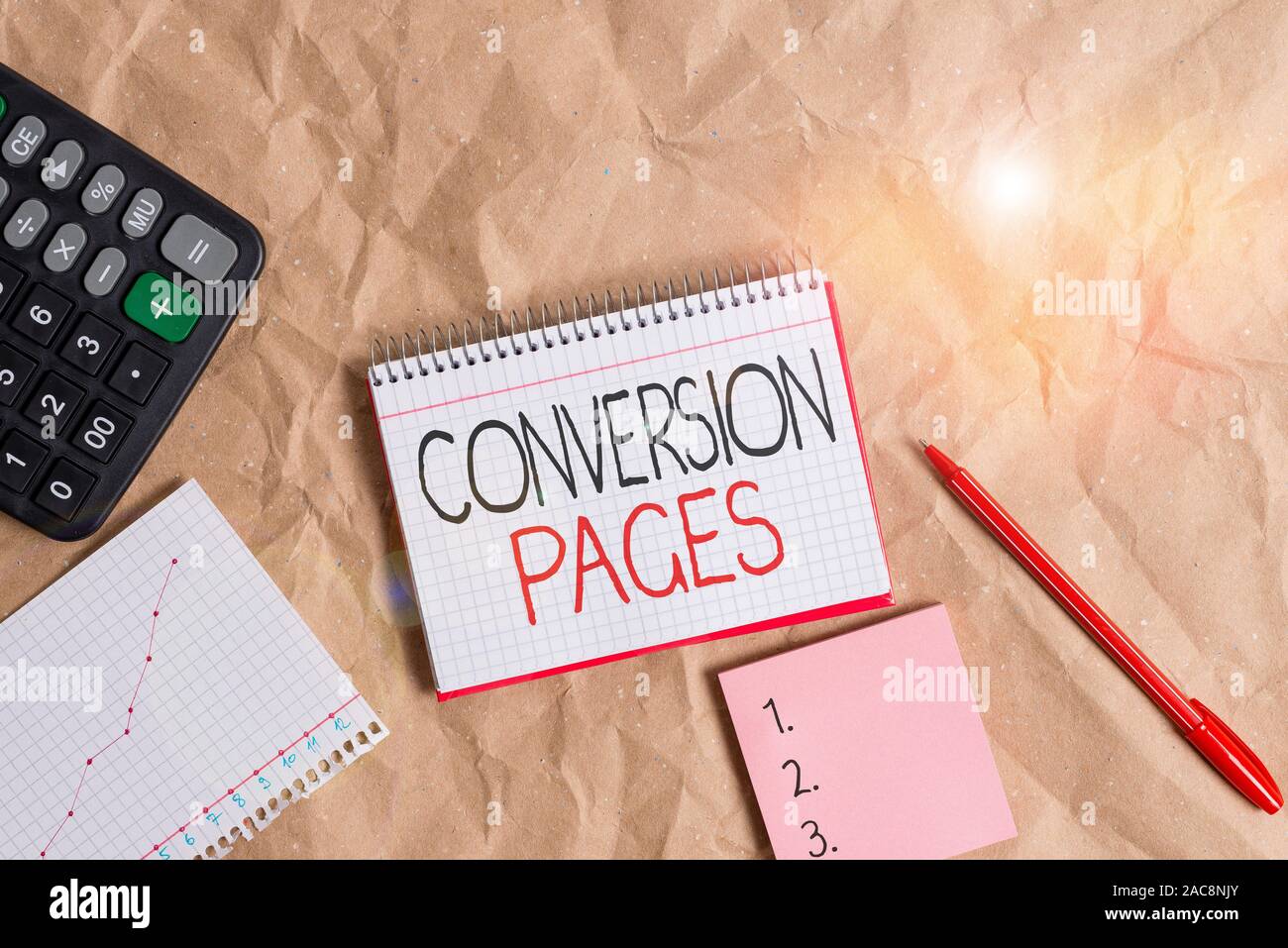 Segno di testo che mostra le pagine di conversione. Business photo viene visualizzato del testo in risposta al clic su un motore di ricerca Papercraft carta craft desk spirale quadrata n Foto Stock