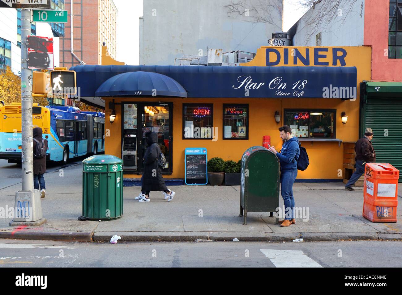 Star 18, 128 10th Avenue, New York, NY. esterno alla vetrina di un angolo storia diner nel Meatpacking District di Manhattan. Foto Stock