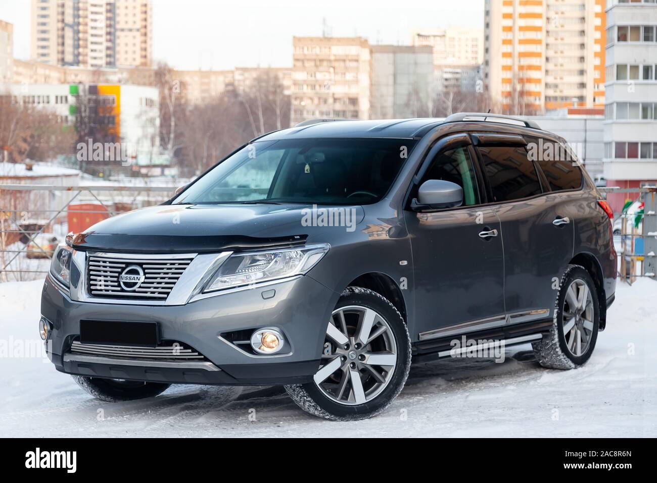 Novosibirsk, Russia - 11.28.2019: Grigio Nissan Pathfinder 2015 anno vista frontale con scuri interni neri in condizioni eccellenti e in uno spazio di parcheggio con Foto Stock