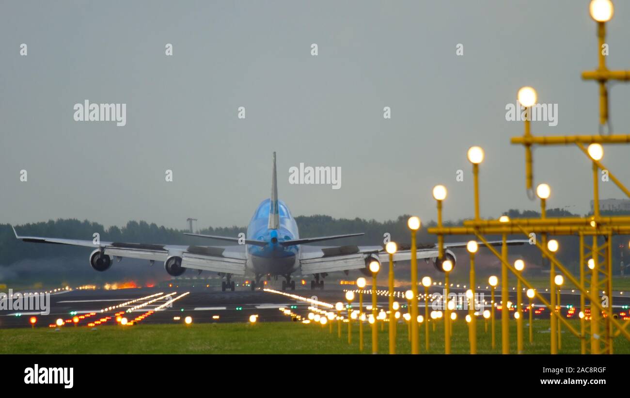 KLM 747 atterrando ad Amsterdam Foto Stock