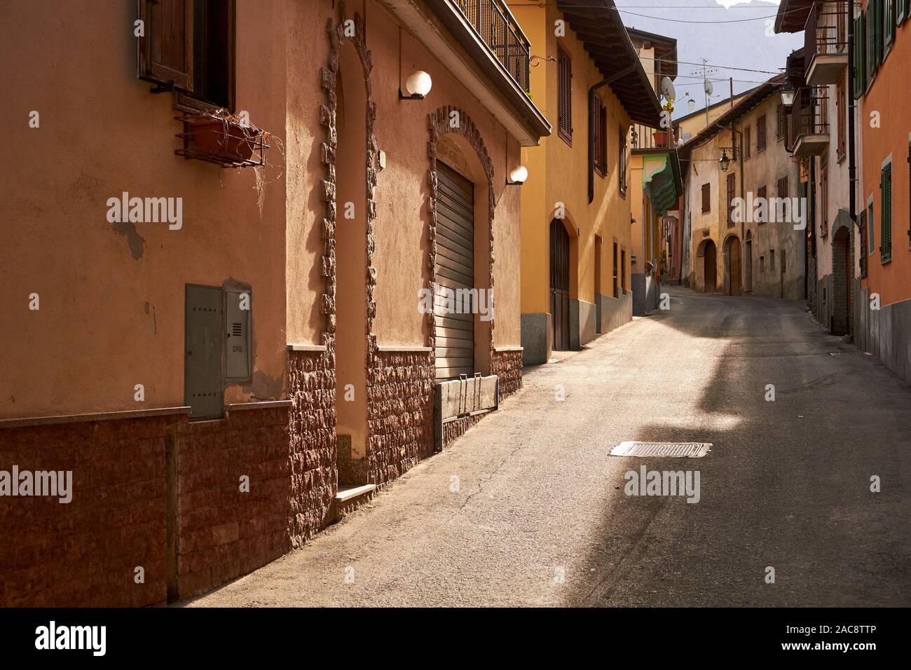 Una strada nel villaggio di Entracuqe nelle Alpi Maratime nearCuneo. Il Piemonte, Italia Foto Stock