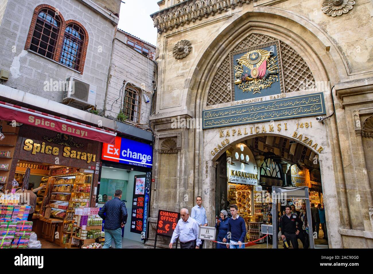 Ingresso del Grand Bazaar di Istanbul, uno dei più grandi e più antiche mercati coperti in tutto il mondo Foto Stock