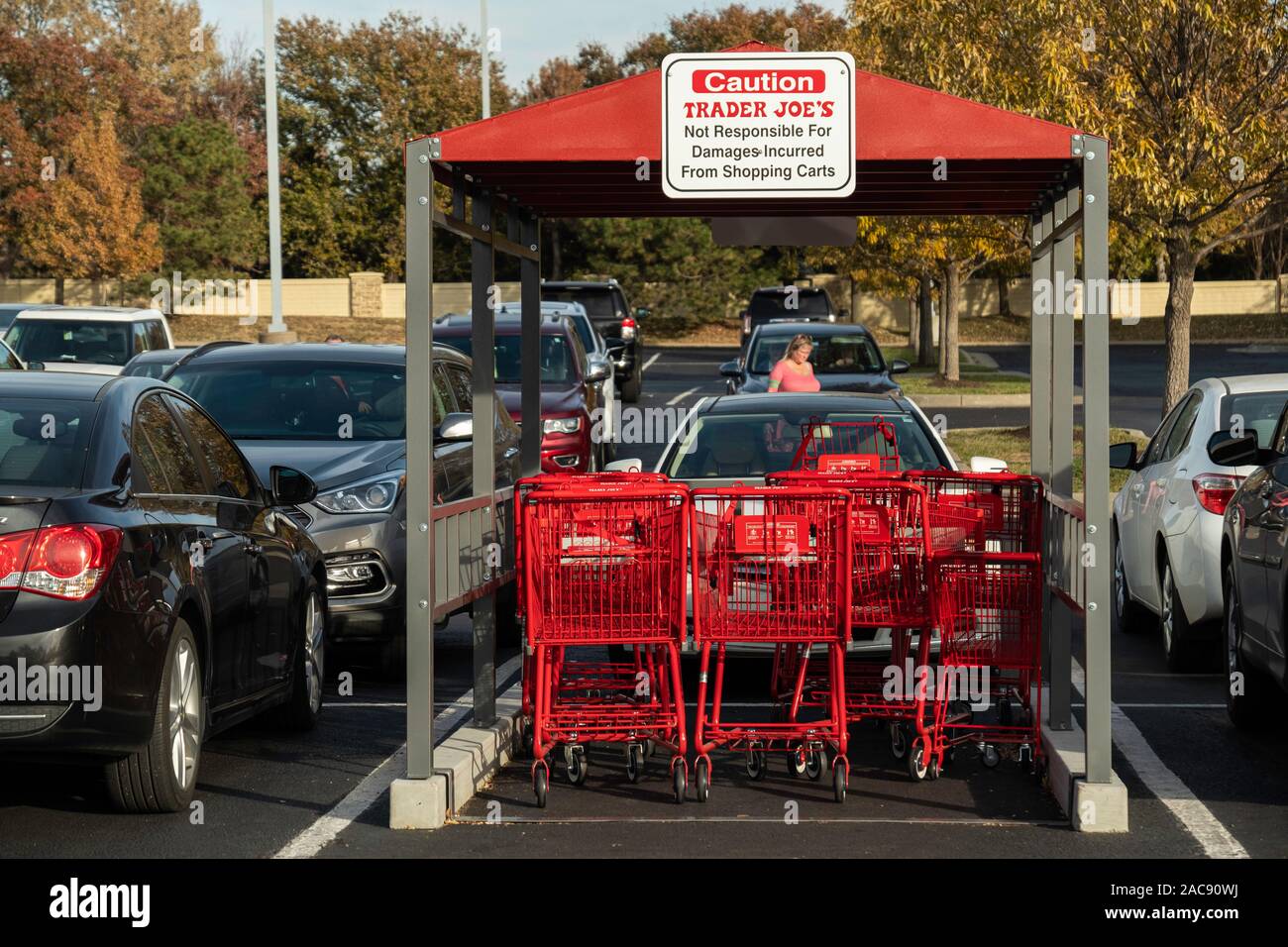 Un carrello in garage o contenitore per carrelli di shopping per Trader Joe's Market di Wichita, Kansas, Stati Uniti d'America. Foto Stock