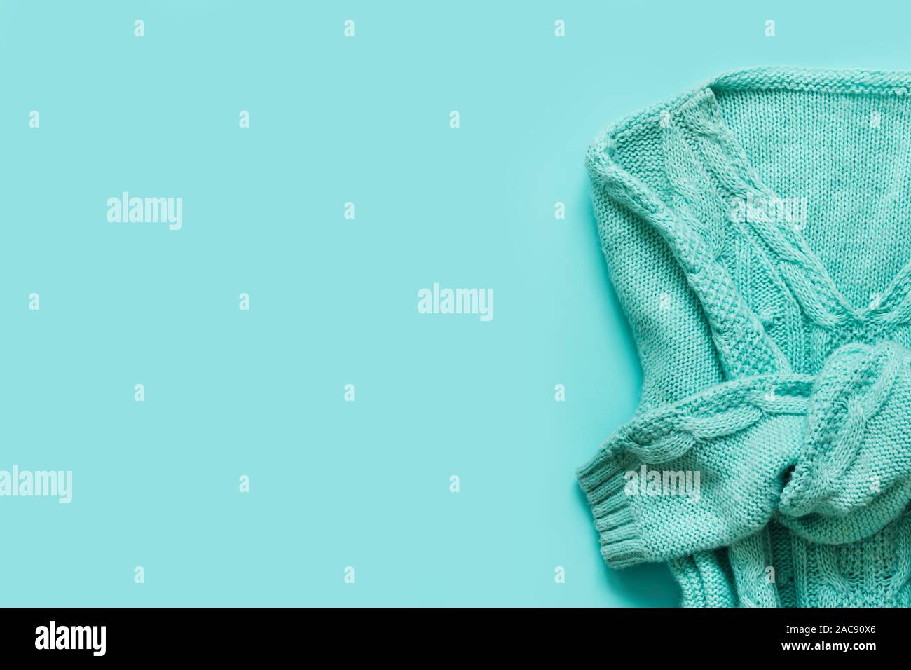 Verde menta maglione di lana con trecce. Accogliente monocromatica in autunno e inverno look, copia dello spazio. Foto Stock