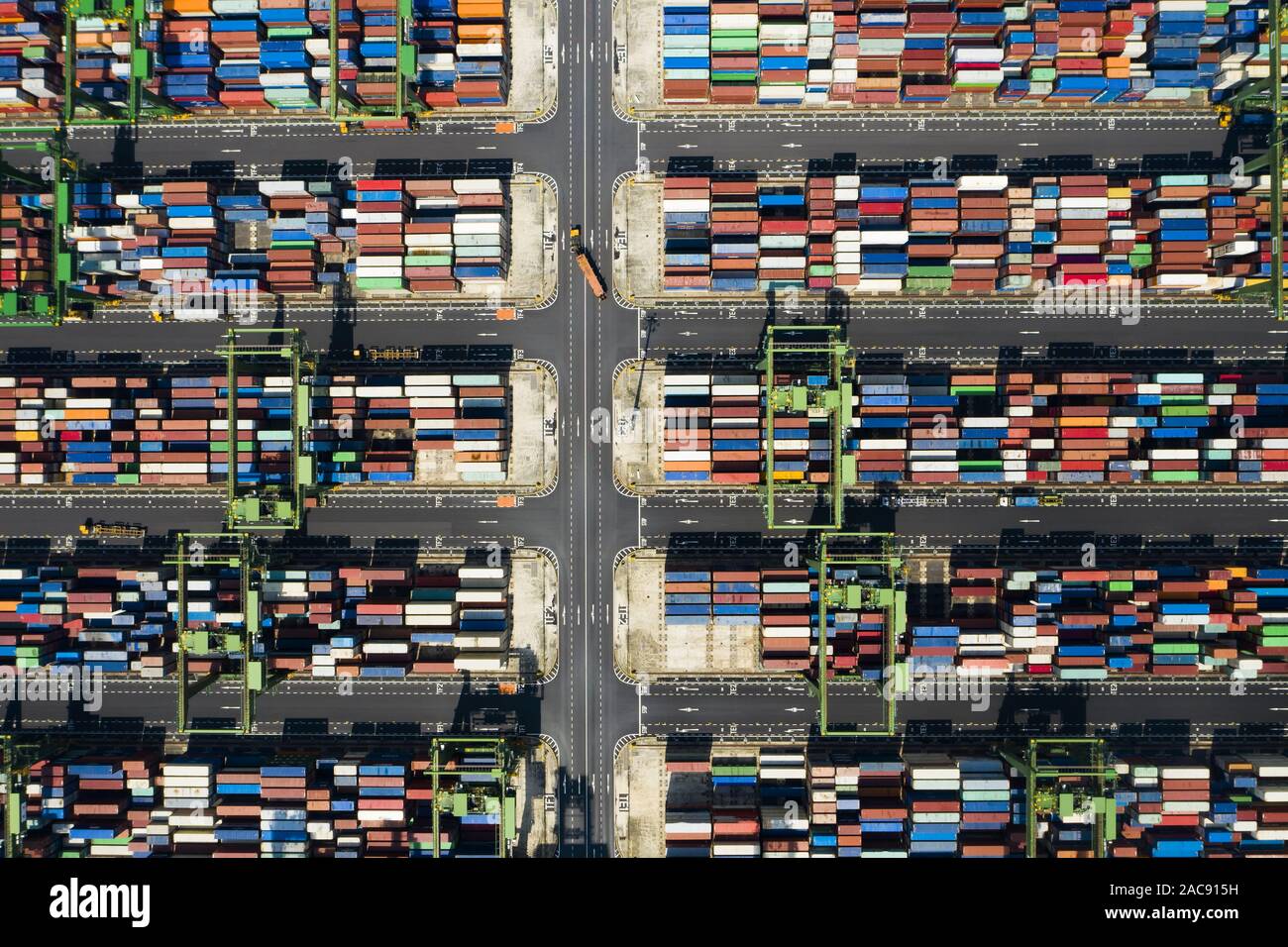 Incredibile vista aerea del porto di Singapore con camion e migliaia di contenitori colorato pronto per il caricamento su alcune navi cargo. Foto Stock