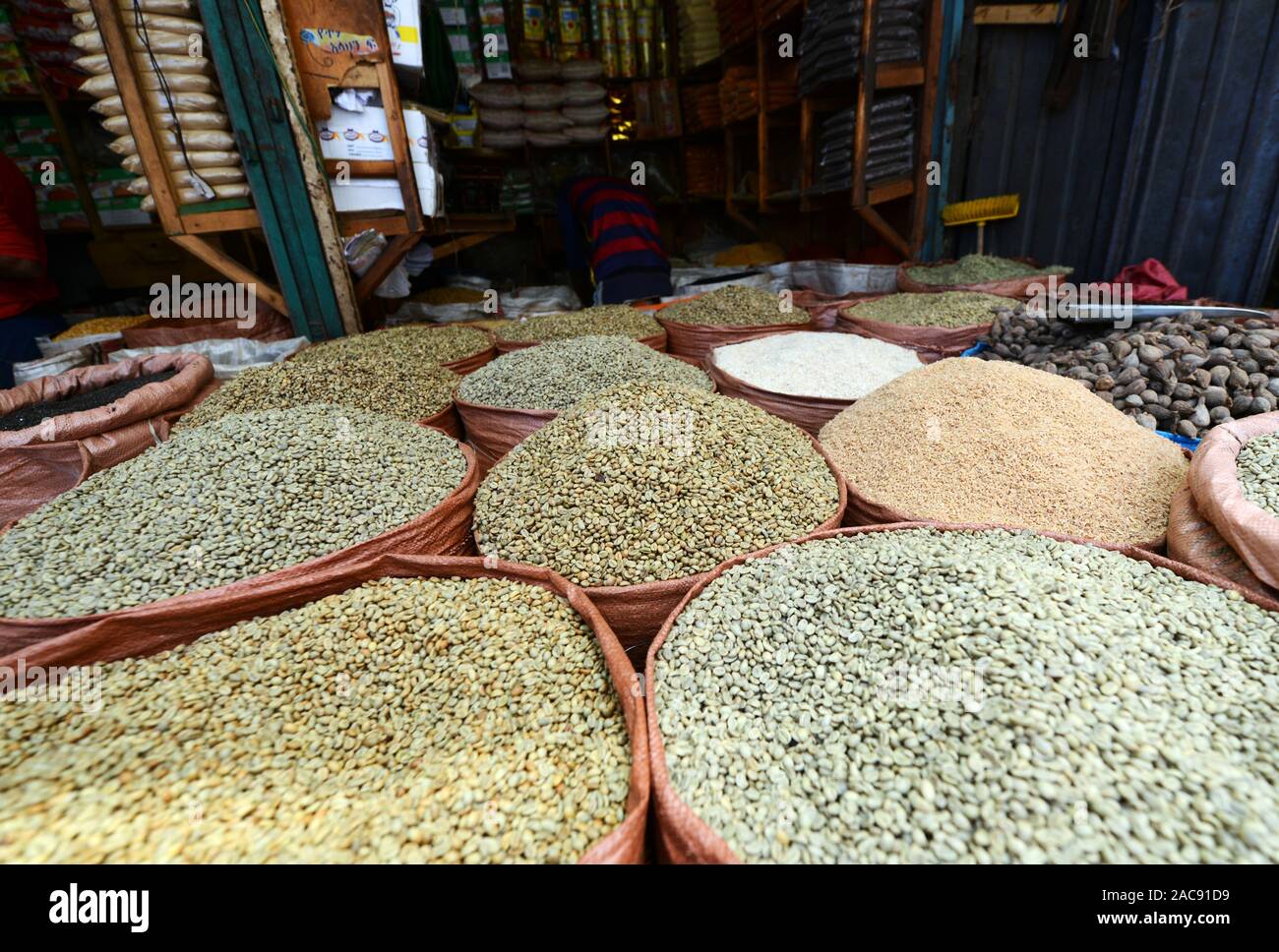 Chicchi verdi di caffè in vendita presso il mercato in Etiopia ad Addis Abeba. Foto Stock