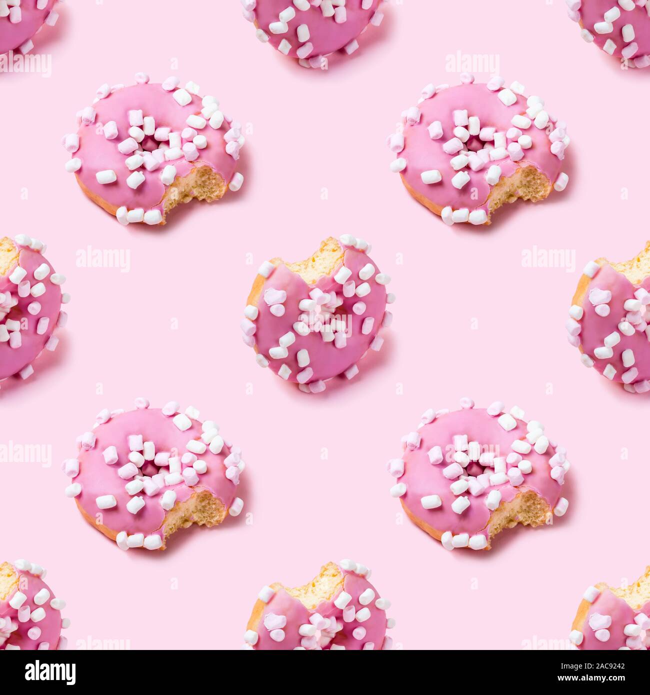 Seamless texture di morso glassa rosa ciambella con marshmallows, vista isometrica. Foto Stock