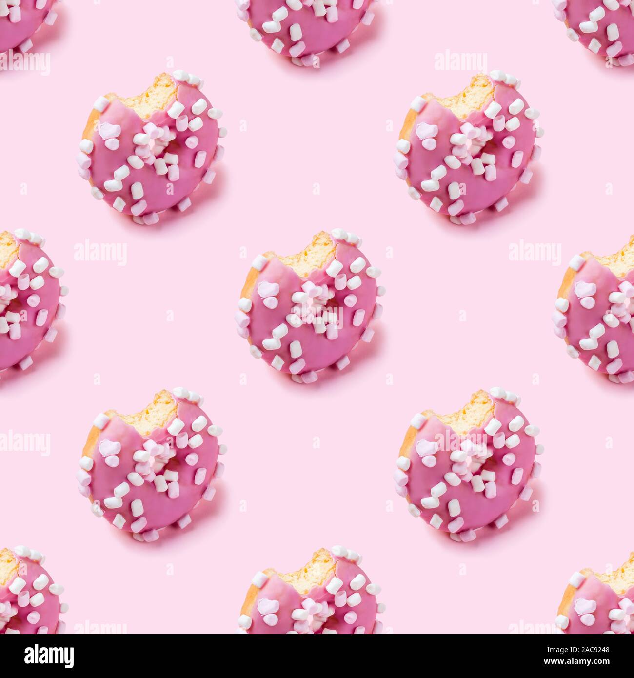 Seamless texture di morso glassa rosa ciambella con marshmallows, vista isometrica. Foto Stock