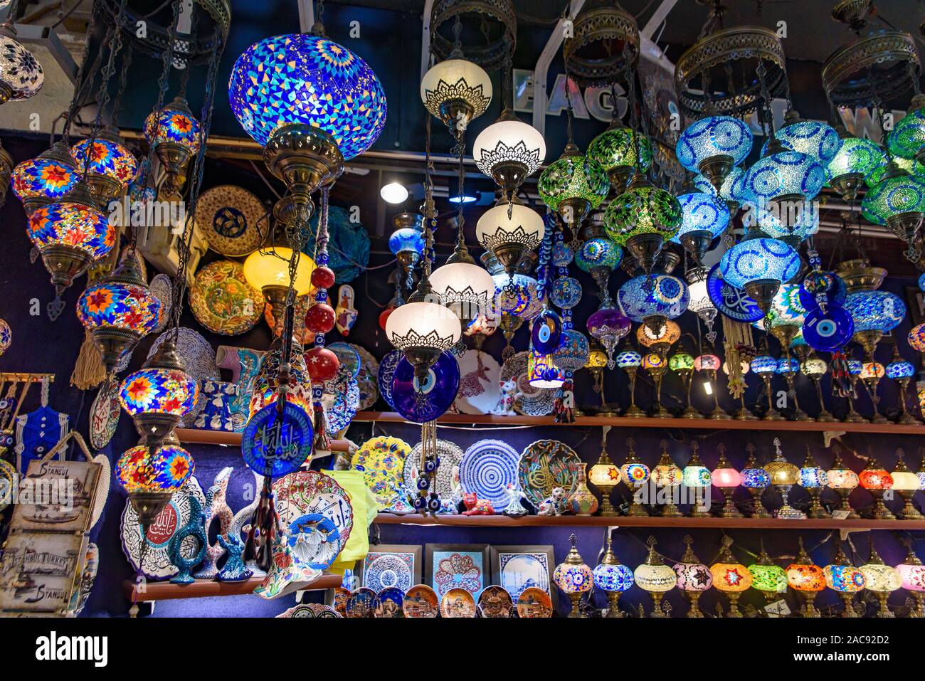 Variopinto mosaico turco lampade / luci ottomano in Grand Bazaar, Istanbul, Turchia Foto Stock