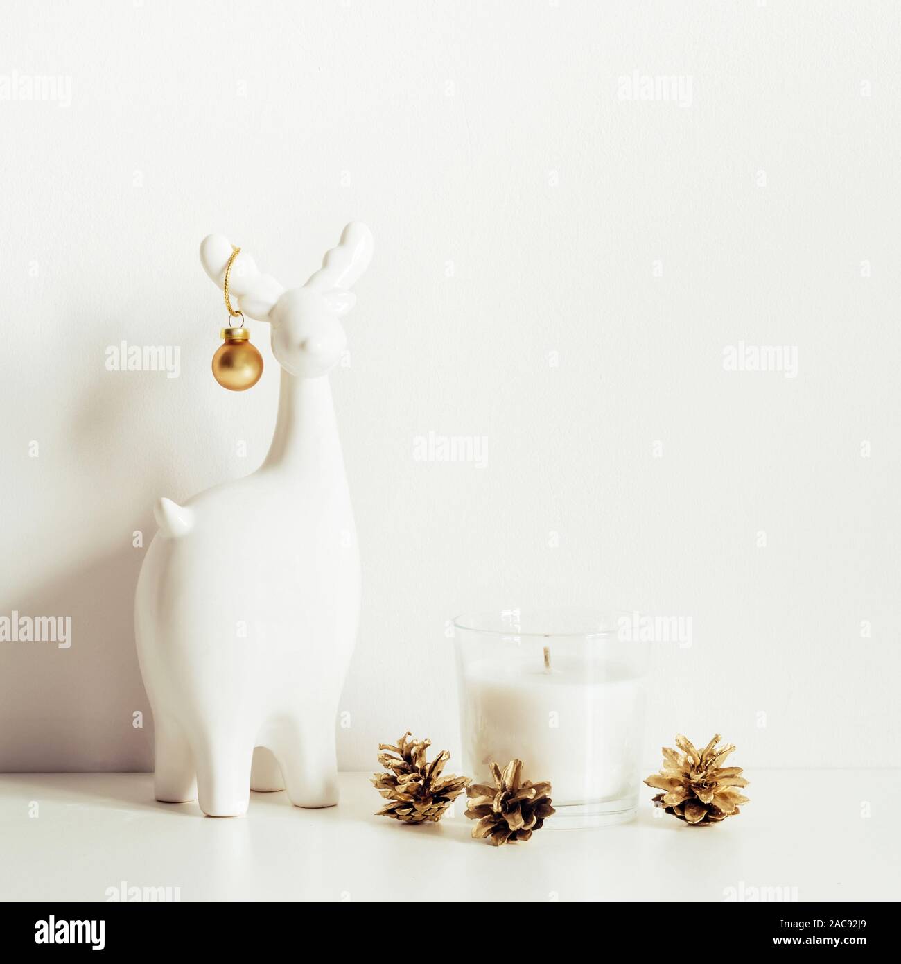 Bianco Natale composizione con i cervi e la candela. Vista frontale. Foto Stock