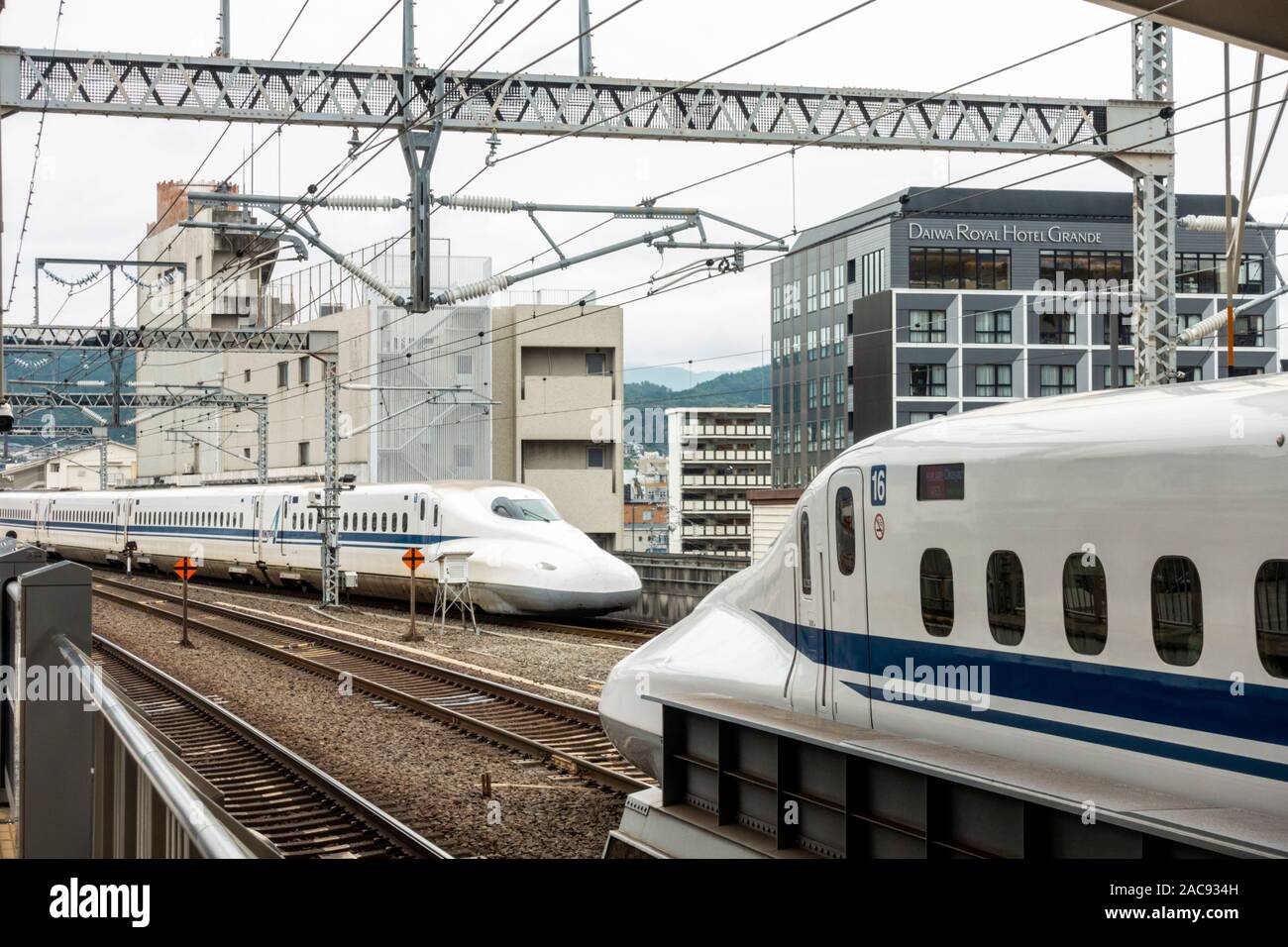 Il treno Shinkansen giapponese o Shinkansen Arrivando alla Stazione di Osaka Foto Stock