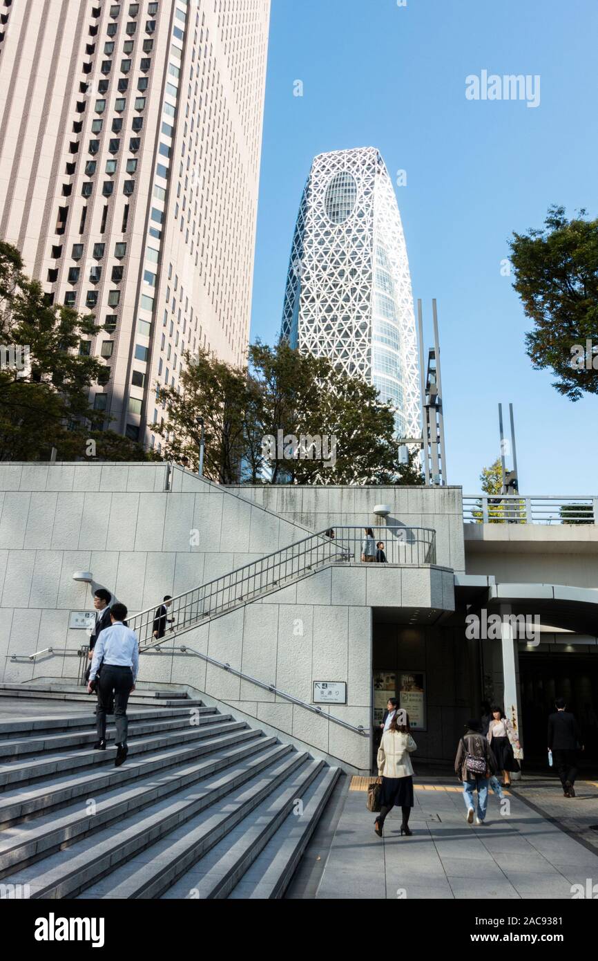 Torri uffici a Tokyo, Giappone con pedoni che escono dal tunnel della metropolitana e saliscono le scale Foto Stock