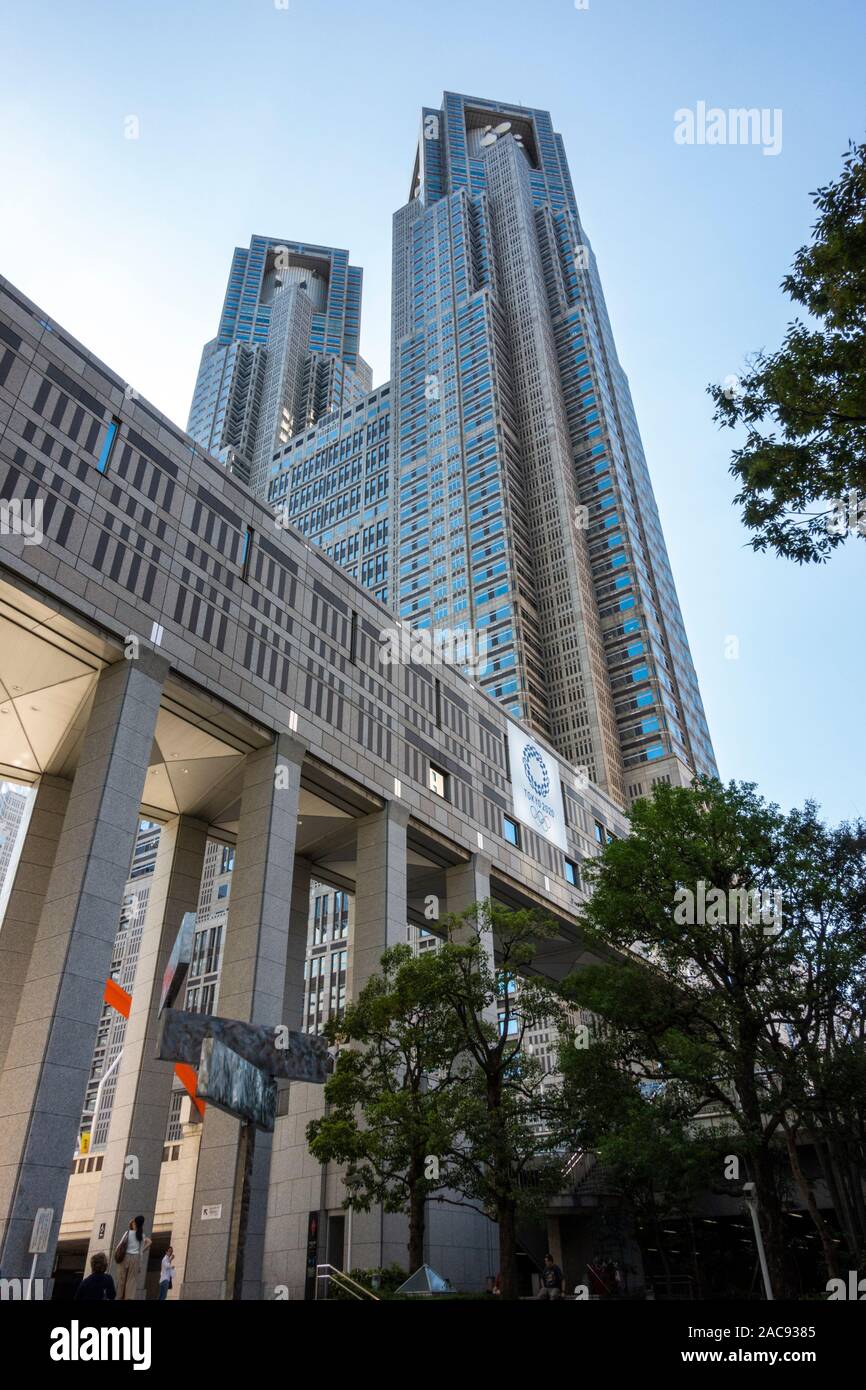 Tokyo Governo Metrololitan edificio con Tokyo Olimpiadi 2020 segno e cielo blu Foto Stock