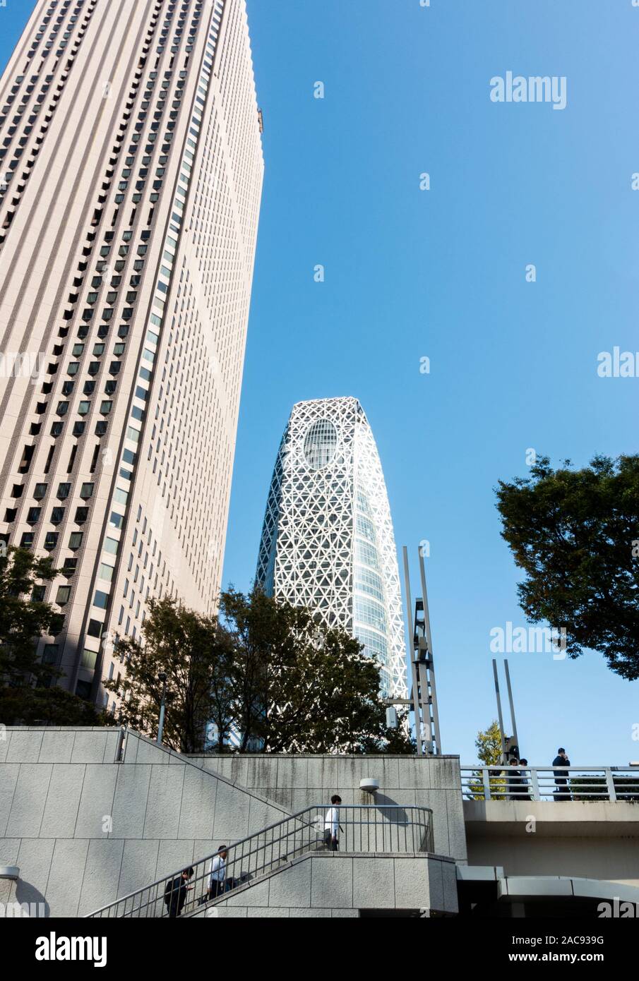 Torri uffici a Tokyo, Giappone con pedoni che saliscono le scale Foto Stock